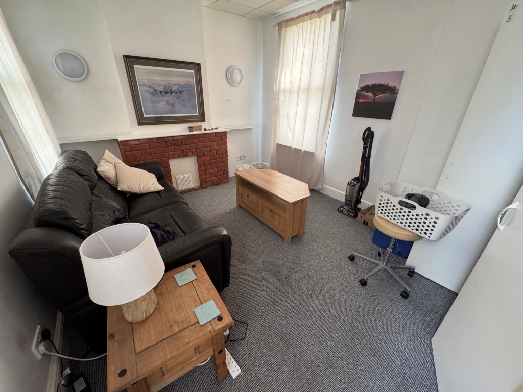 Lot: 132 - PERIOD FREEHOLD BLOCK OF SIX FLATS WITH OFF STREET PARKING - Hay House - Flat 3 - living room